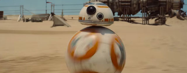 BB8, הרובוט הכדורי של "מלחמת הכוכבים", מופיע לפני קהל ומסמן את עצמו כיורש ראוי ל-R2D2