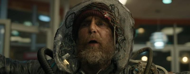 טריילר: הסרט החדש של גור ורבינסקי סם רוקוול בא מהעתיד להזהיר אותנו שהכל הולך להשתבש. יש מצב שהוא פספס בכמה שנים.